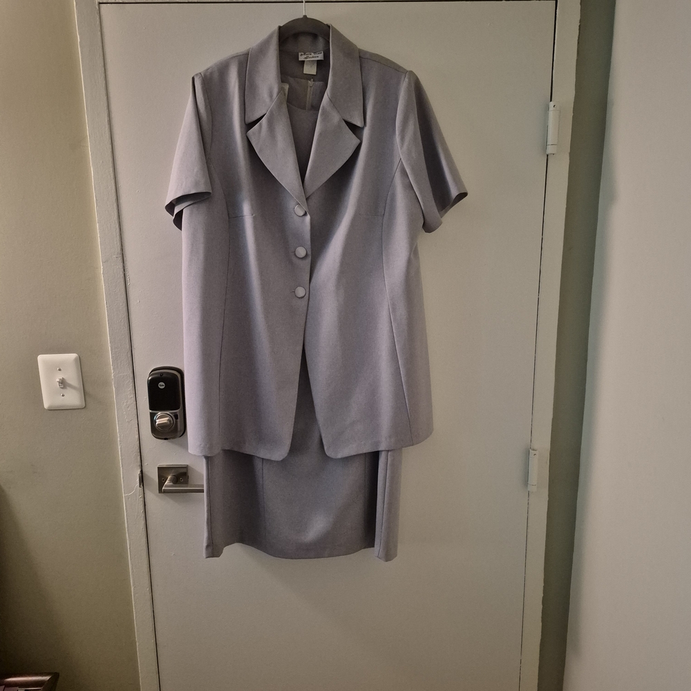 Elegant Light Gray Two-Piece Suit